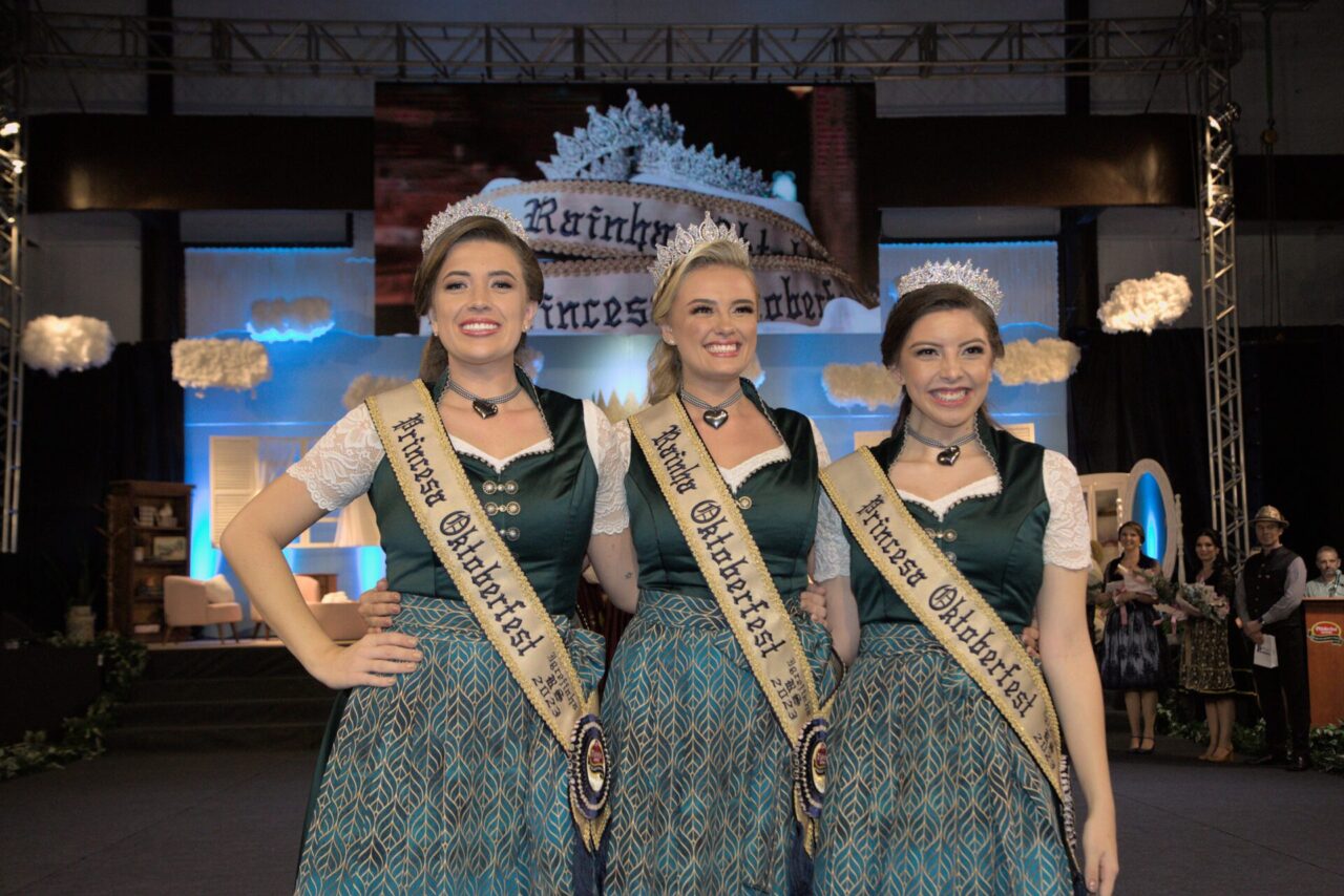 Princesa Jenifer Isamara Müller, Rainha Kádina Correia de Lima Linden e Princesa Sofia Camargo Bischoff.