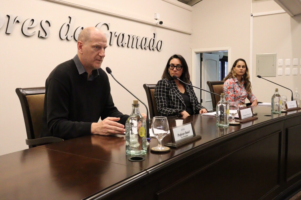 Professor Daniel, procuradora e secretária adj