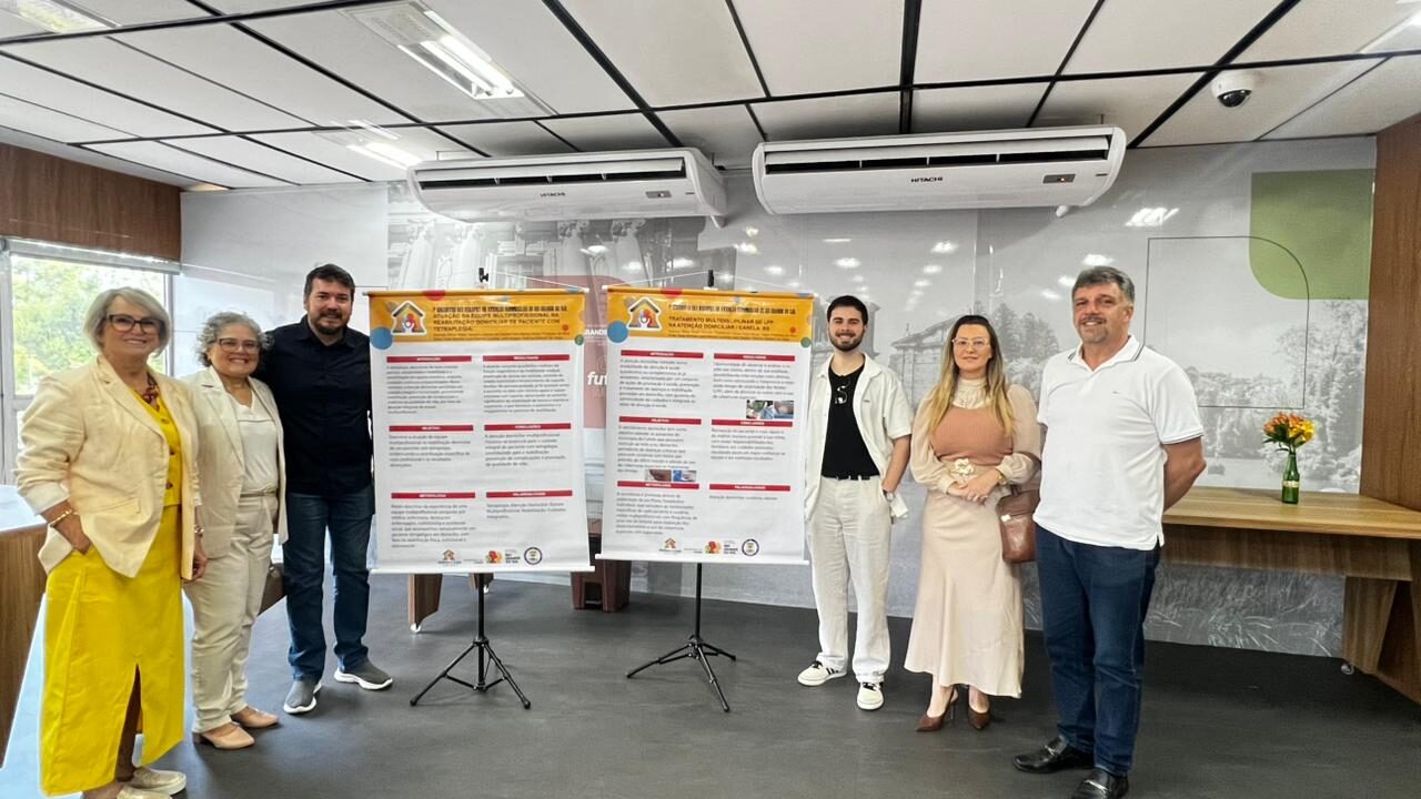 A enfermeira Cristina Moura, a nutricionista Rosemary Vilanova, o assistente social Lucimar Dapper, o médico Arthur Verzzaro, a enfermeira Catiane Holdorf e o secretário de Saúde, Jean Spall
Créditos: Divulgação