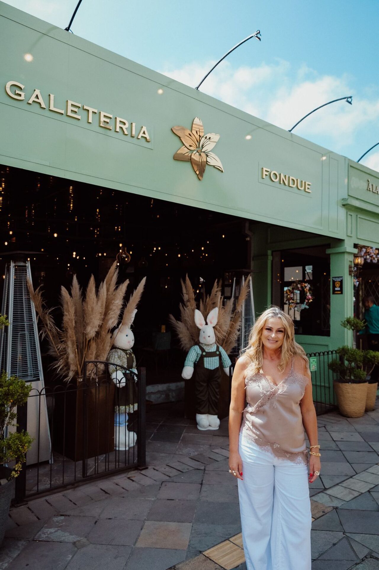 Proprietária Liane Santos em frente a Casa 197