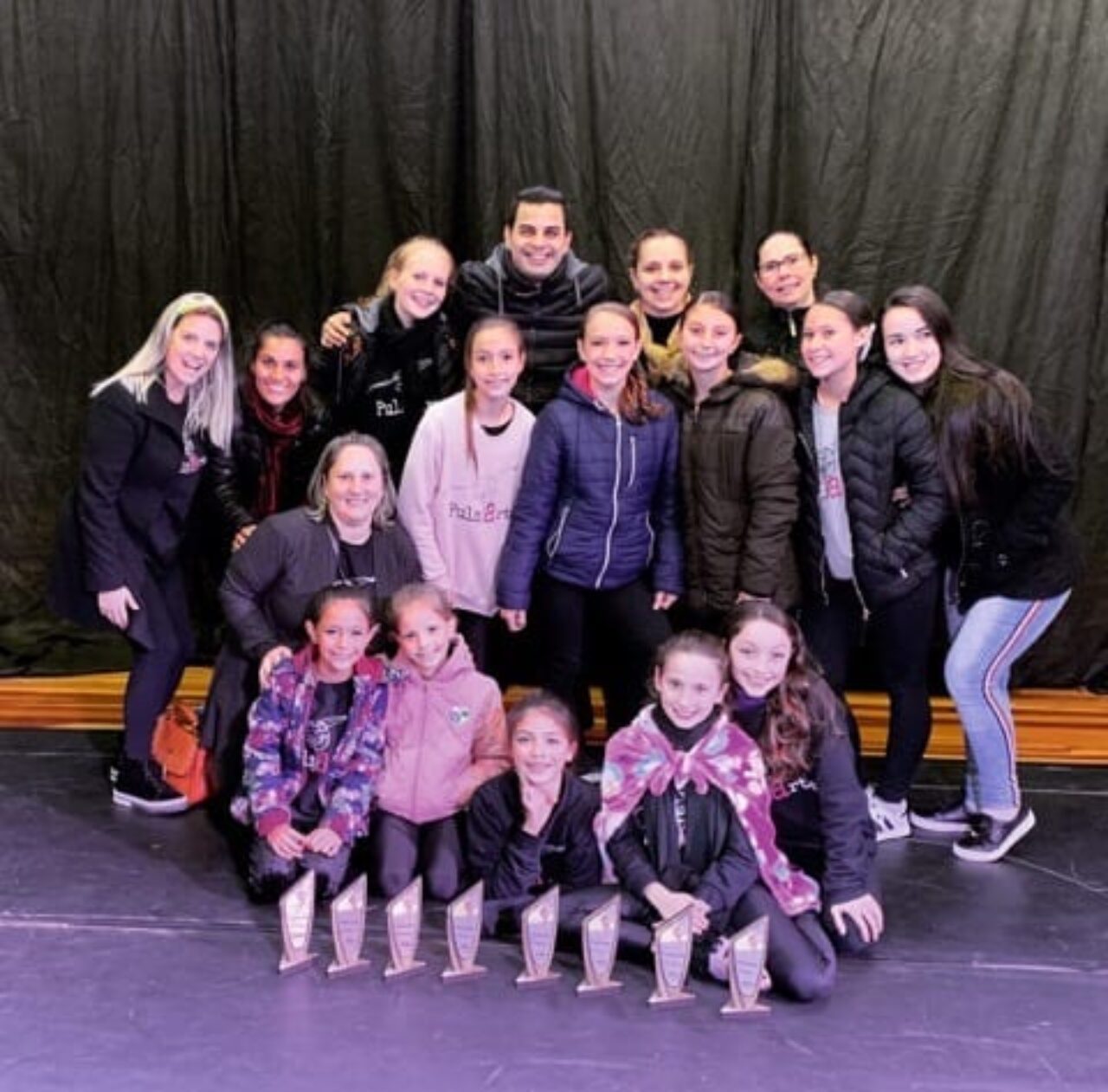 Primeira fileira no chão da esquerda para direita: as bailarinas Sofia Hencke, Gabryelli Corrêa, Maria Luiza de Brito, Manuela Cemin e Julia Bergamin
Segunda fileira da esquerda para direita: a mãe Ivanete Cemin ao lado das bailarinas, Nathiele Becker, Ana Luísa Moretto, Suelen Bonetto e Anne Silveira
Na última fileira as mães, irmãs e profs da esquerda para direita: Eluise de Brito, Geronita Silveira, Gabriela Teloken, Rodrigo Bach, Jessica Machado, Joice Fischborn e Andriele Becker