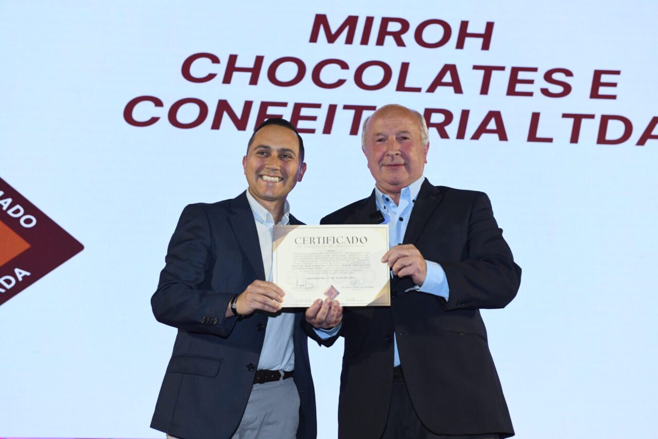 O chef chocolatier Ricardo Campos com o prefeito em exercício de Gramado, Luia Barbacovi.
Foto: Rafael Cavalli.