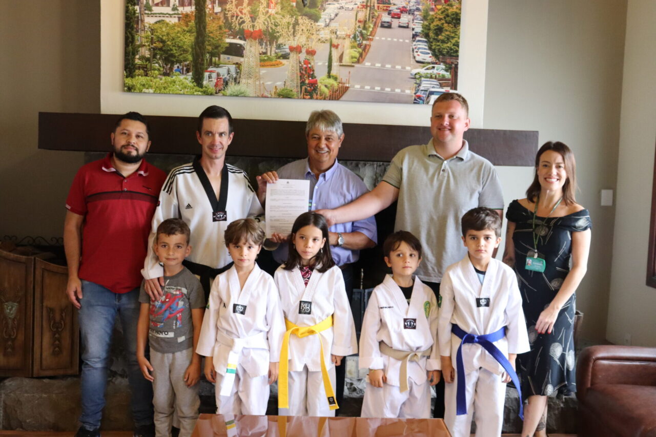 Foto: Alunos do Taekwondo acompanham o ato de repasse dos valores.
