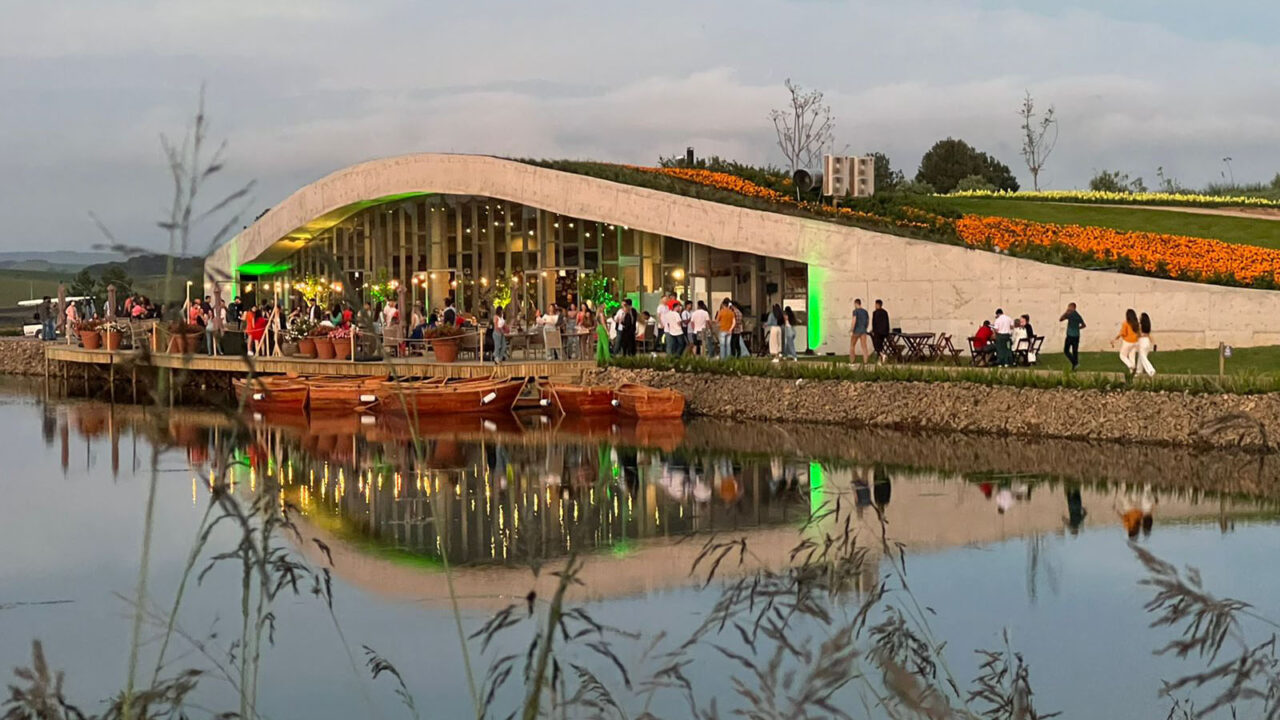 Foto Joana Moreira - RESTOBAR do Mátria abriga pizzaria, restaurante, adega subterrânea com 400 rótulos de 25 países e ateliê de picnics.