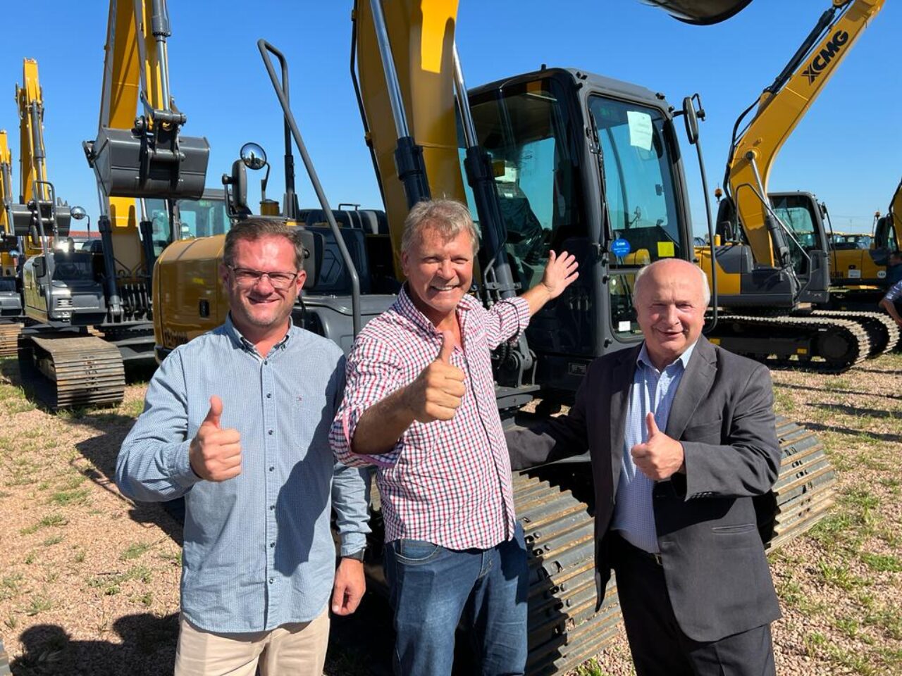 Foto: Rafael Ronsoni, Afonso Hamm e Luia Barbacovi com a nova máquina.