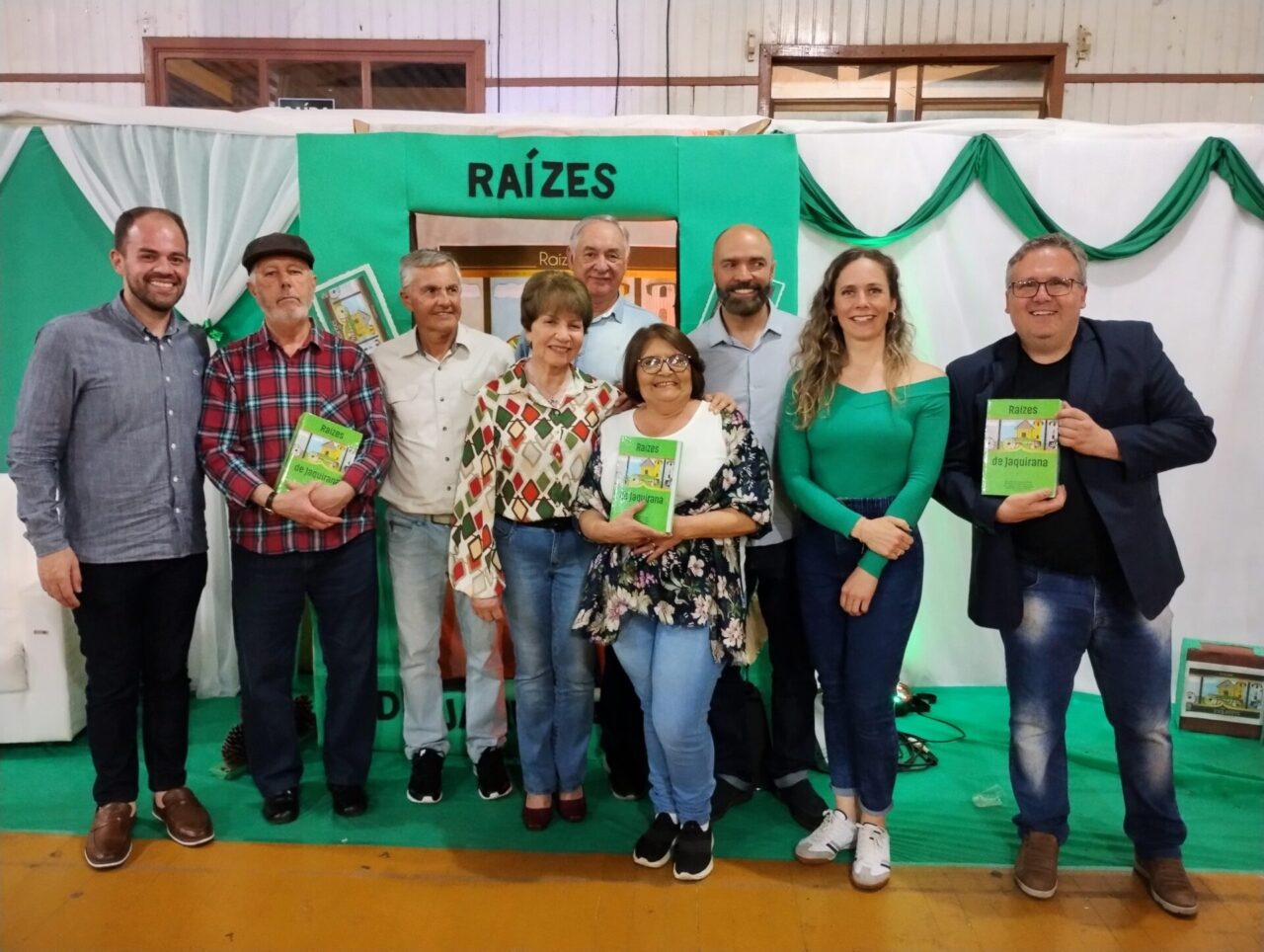 Autores junto a outros presentes ao lançamento. A partir da esquerda: Rafael Castilhos dos Santos, Pedro Oliveira, Antônio Olmiro dos Reis, José Veeck, Marcelo Wasem Veeck e sua esposa Fernanda, e Márcio Cavalli. À frente, Maria do Carmo Veeck e Dionara Ricardo dos Reis