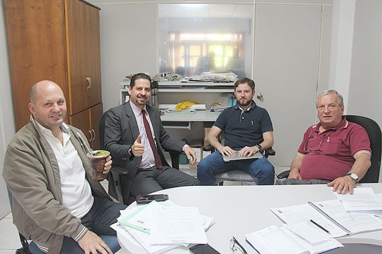 Foto: Eduardo Saueressig/Câmara Canela - Presidente da Câmara de Vereadores de Canela, Alberi Dias, acompanhando do Assessor Jurídico da casa, Fabiano de Abreu Faes, em reunião com o Prefeito Constantino Orsolin, e com o Secretário de Governo, Vilmar Santos