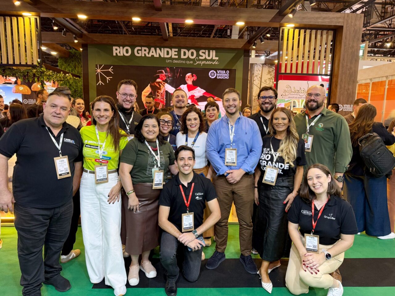 Representantes do trade e da Secretaria de Turismo com o prefeito Gilberto Cezar durante a feira