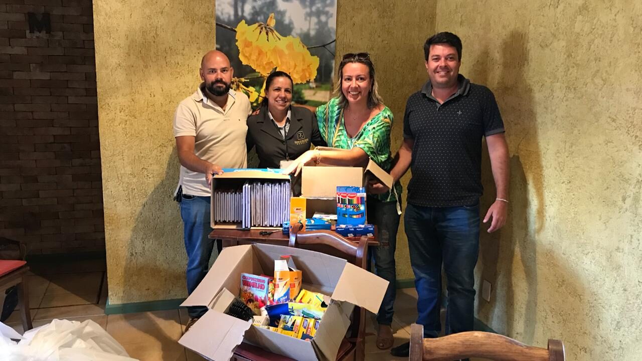 Reserva da Serra doa material escolar para os usuários dos CRAS's