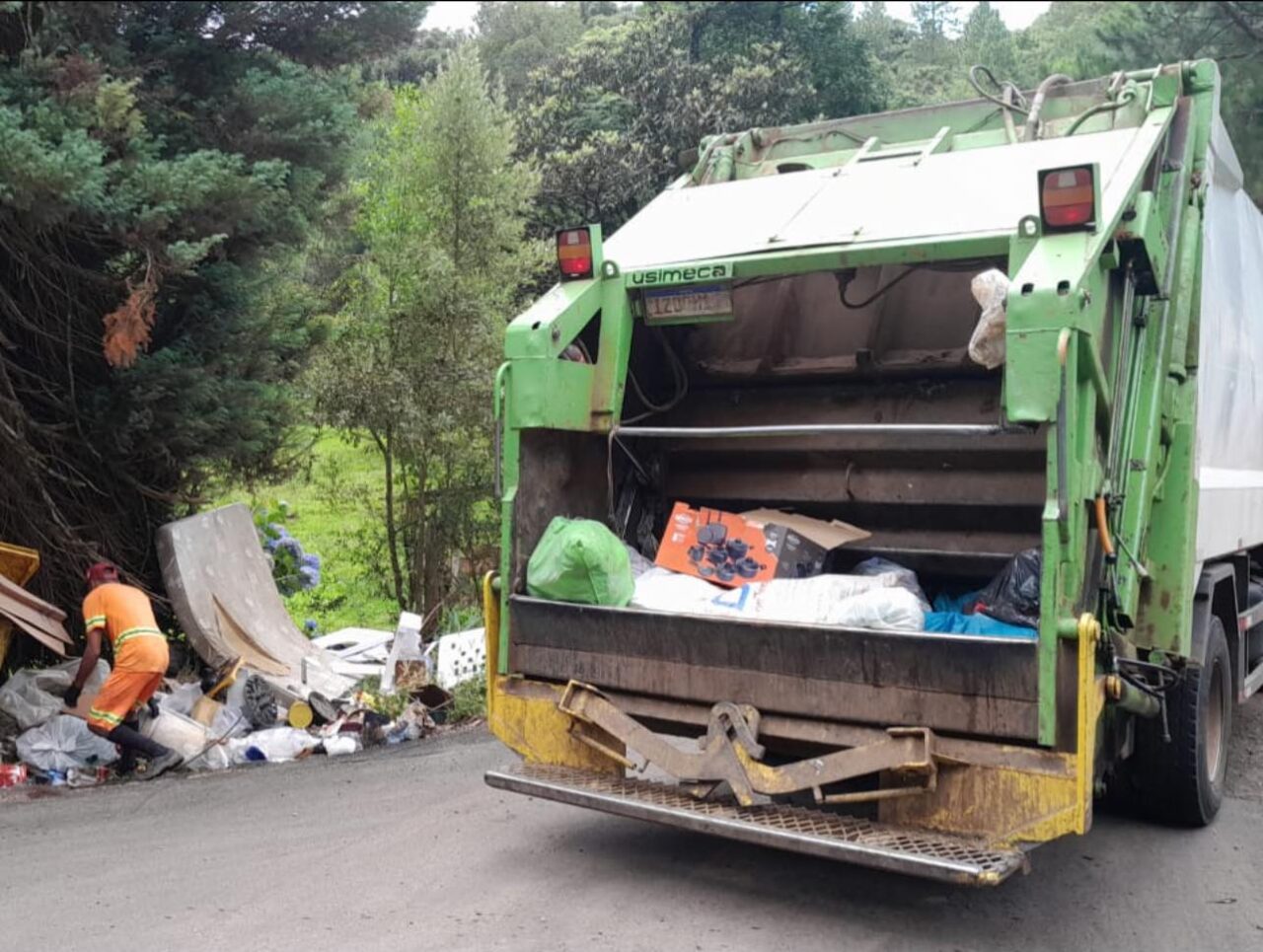 Foto: Equipes de limpeza urbana têm recolhido grandes quantidades de lixo em local inapropriado.