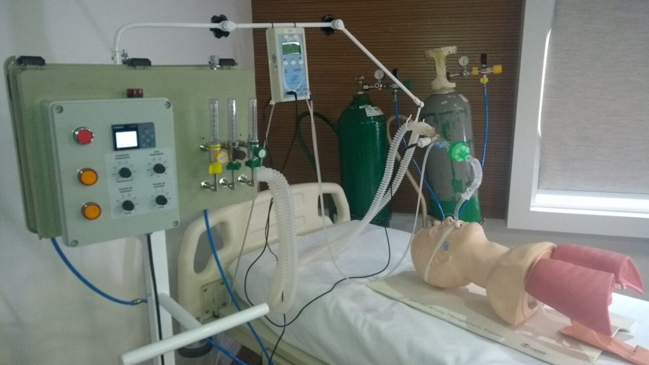 Apresentação contou com demonstração do funcionamento do equipamento, a esquerda, em protótipo pulmonar utilizado pelo curso de Medicina