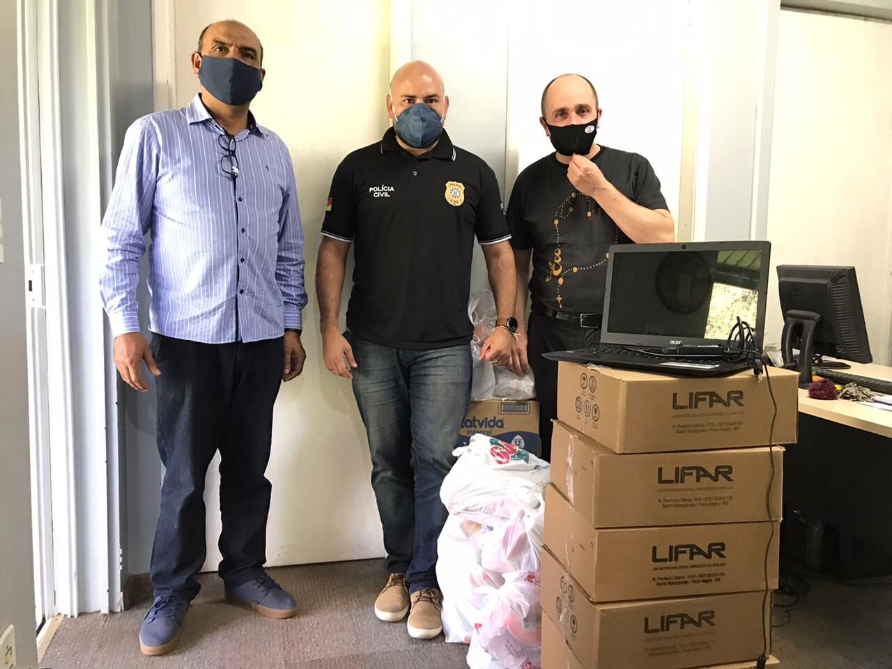 Pastor Paulo Terra CCasa Lar), Vladmir Medeiros, Delegado de Canela e Padre Vanderlei Barcellos entregando os donativos