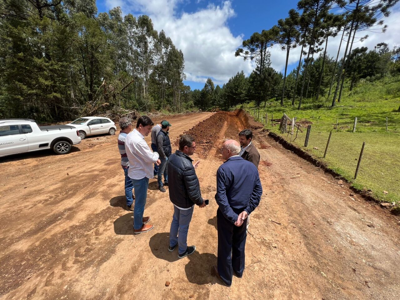 Foto: Após encontro no gabinete, técnicos foram até o local da obra para avaliar de perto os trabalhos.