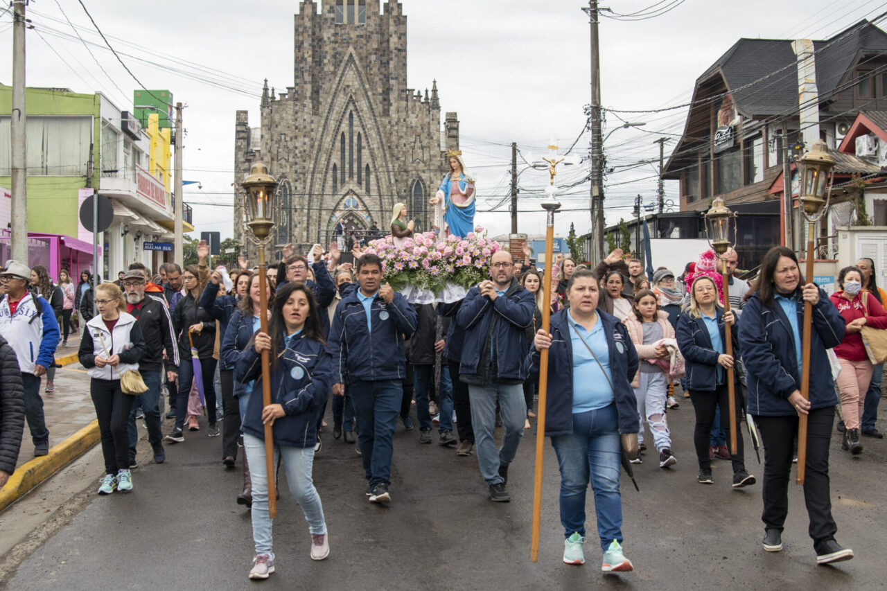 Romaria a pé encerra com sucesso festa em honra a Nossa Senhora de Caravaggio em Canela
