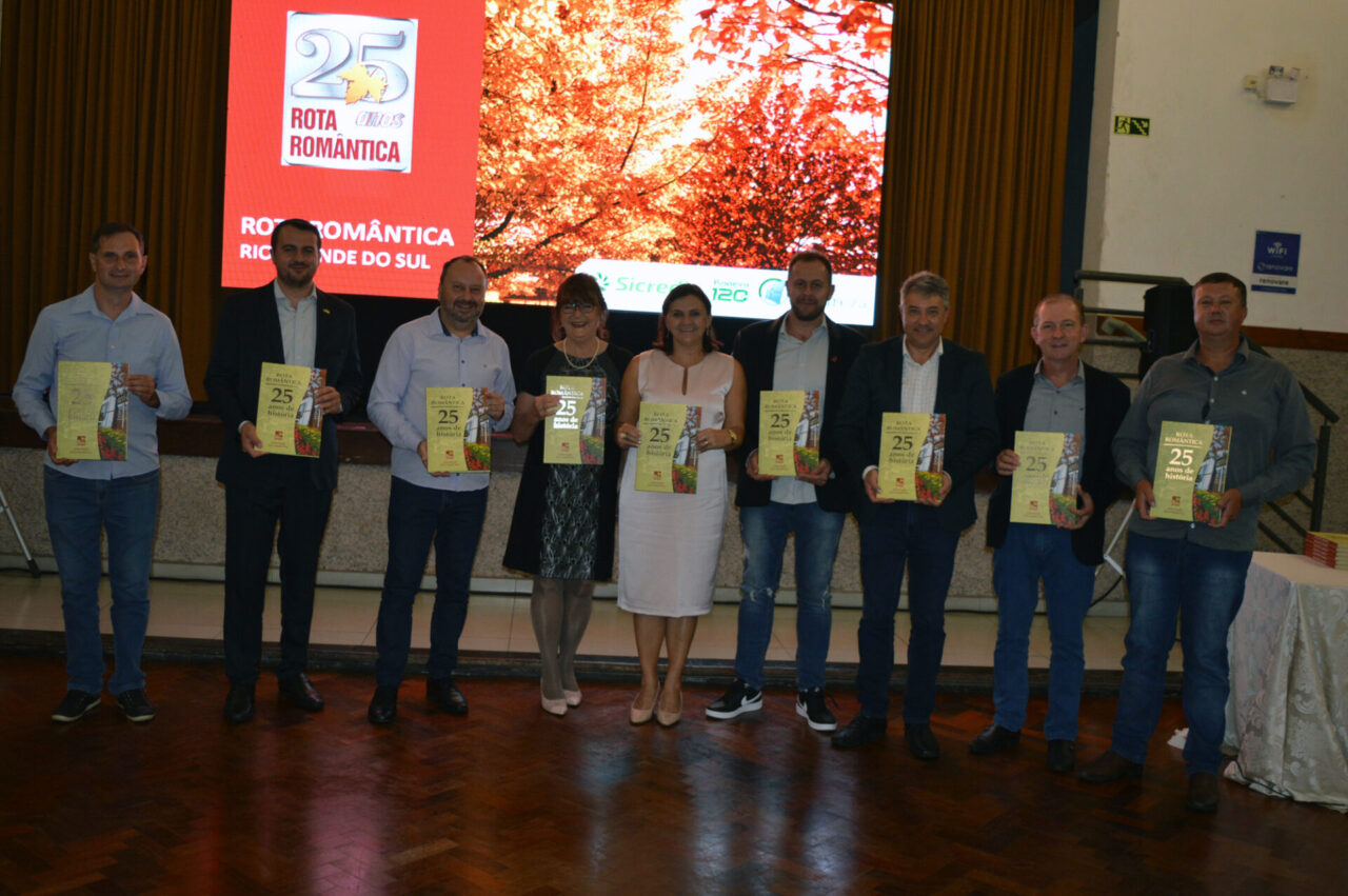 Rota Romântica - Prefeitos e Vice-Prefeitos dos 14 municípios receberam o seu exemplar do livro dos 25 anos da entidade
