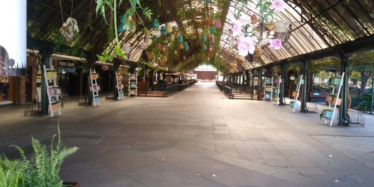 Tradicional ponto de encontro de Gramado, a Rua Coberta, esta vazia