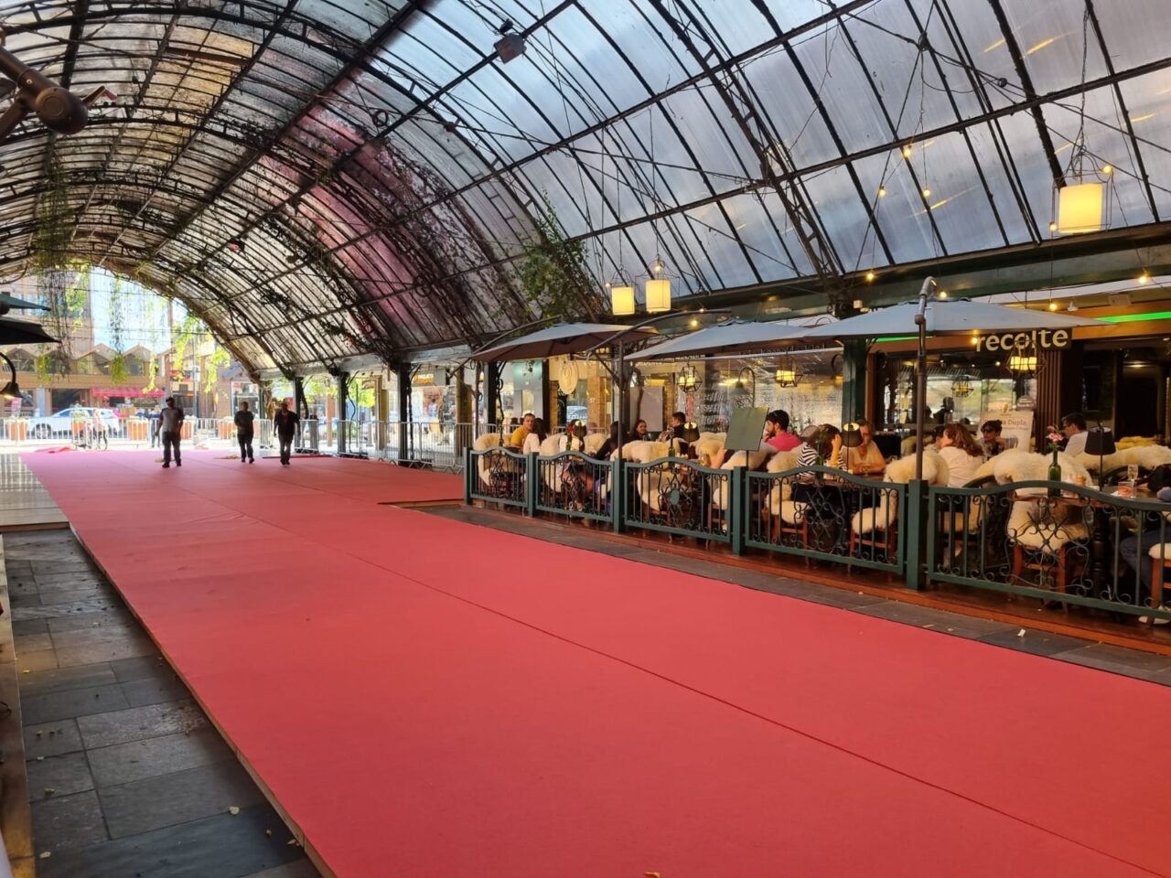 O tradicional Tapete Vermelho já está sendo montado na Rua Coberta. Foto: Divulgação