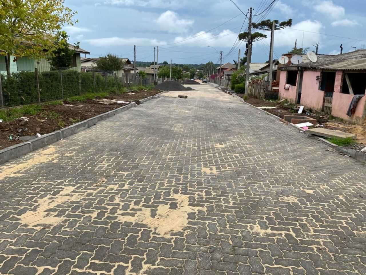 Ruas do Maredial recebem pavimentação com bloquetos de concreto
