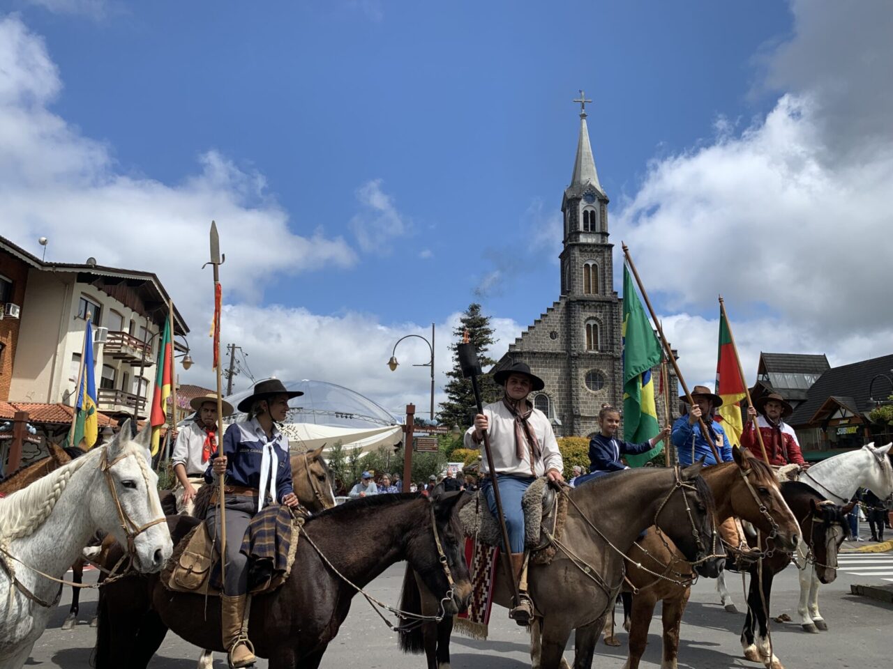 Cavalarianos passaram pela Av. Borges de Medeiros demonstrando a tradição gaúcha.