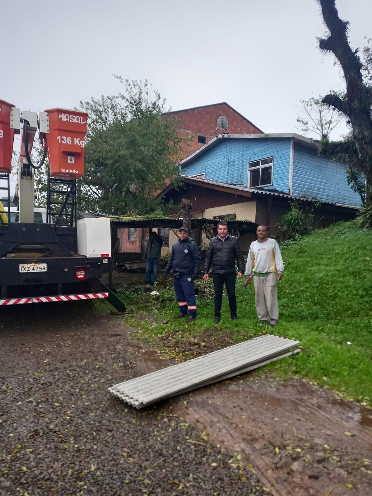 Secretaria-de-Assistencia-Social-doou-telhas-para-duas-familias-que-tiveram-casas-danificadas-enquanto-que-a-Secretaria-de-Obras-trabalhou-na-remocao-de-arvores2