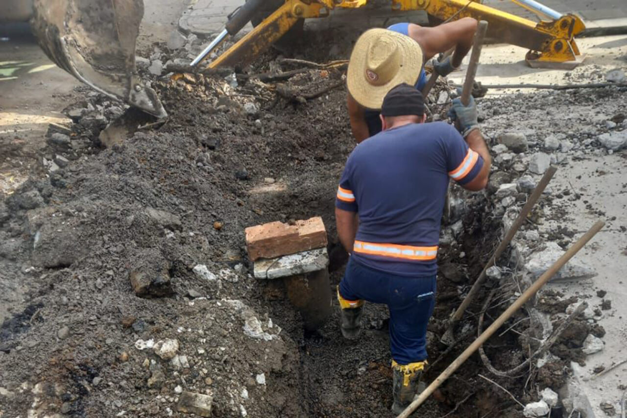 Secretaria de Obras realiza reconstrução de rede pluvial em parte da rua João Pessoa