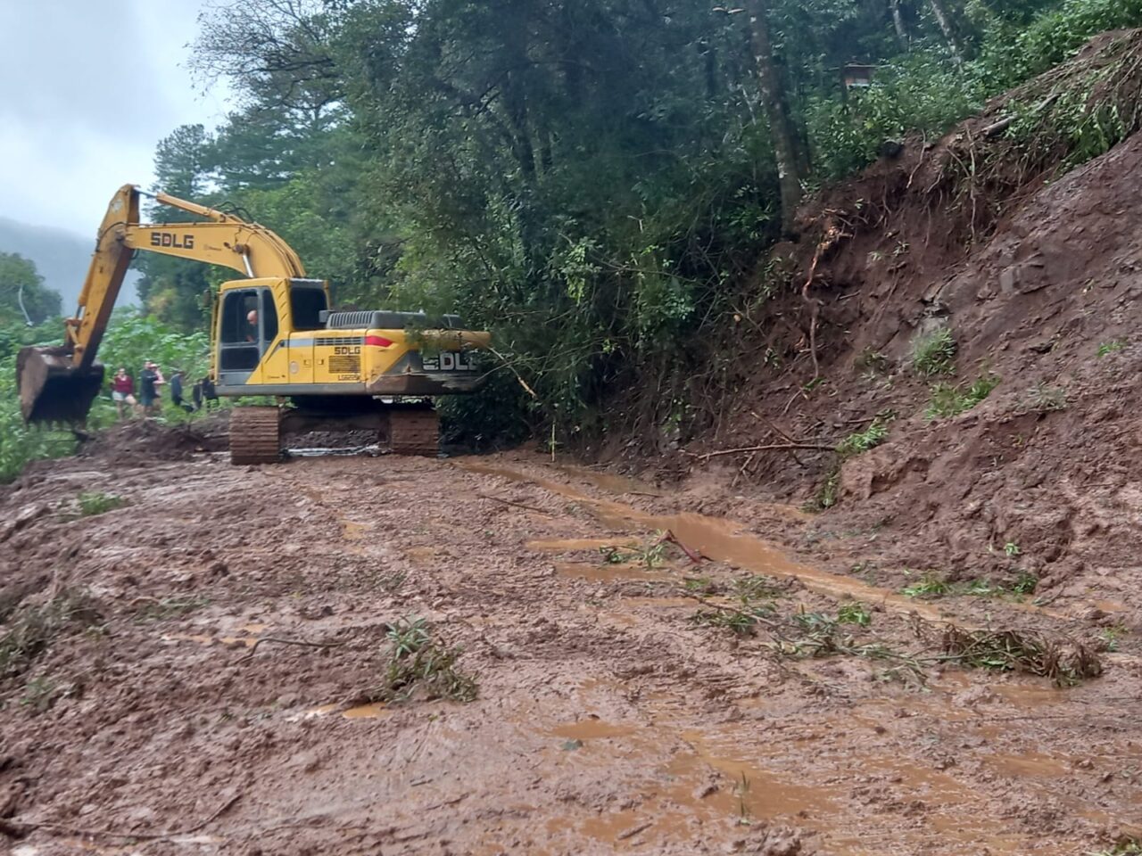 Secretaria de Obras trabalha na abertura de estradas no interior (1)