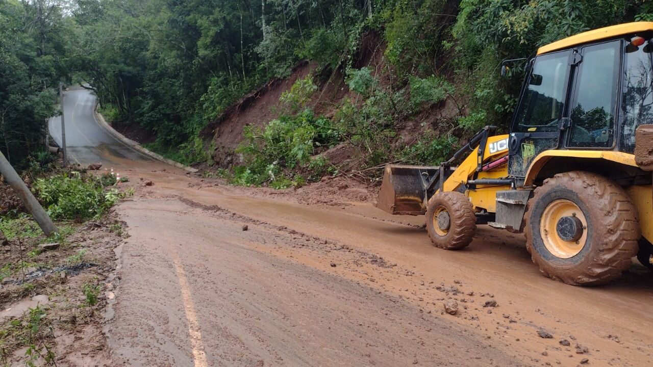 Secretaria de Obras trabalhou na remoção de árvores e de quedas de barreiras2