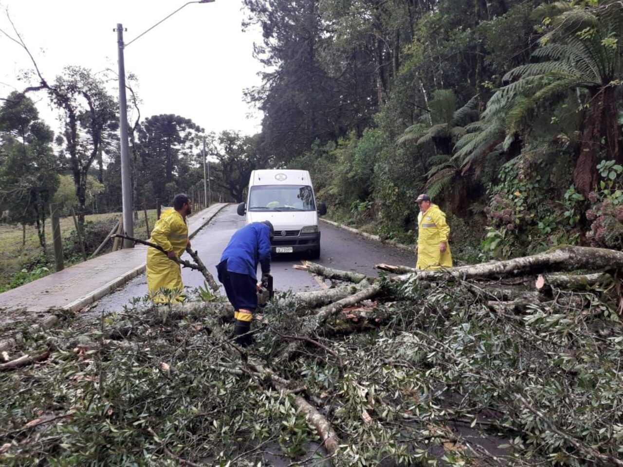 Secretarias de Obras e Assistência Social prestaram auxílio nos estragos provocados pelo temporal2