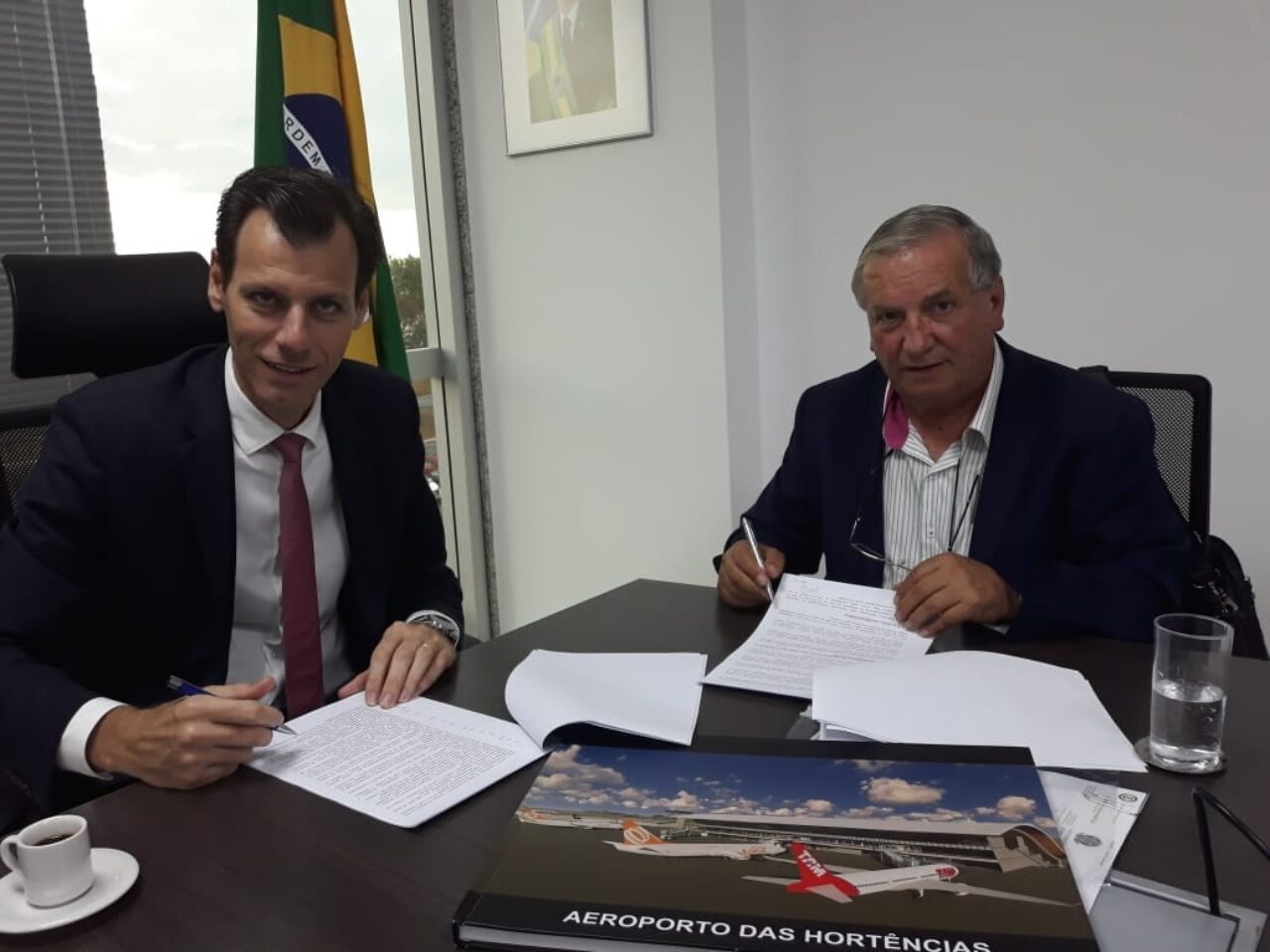 Secretário Nacional da Aviação Civil, Ronei Saggioro e Prefeito de Canela, Constantino Orsolin no momento da assinatura
Foto: Divulgação
