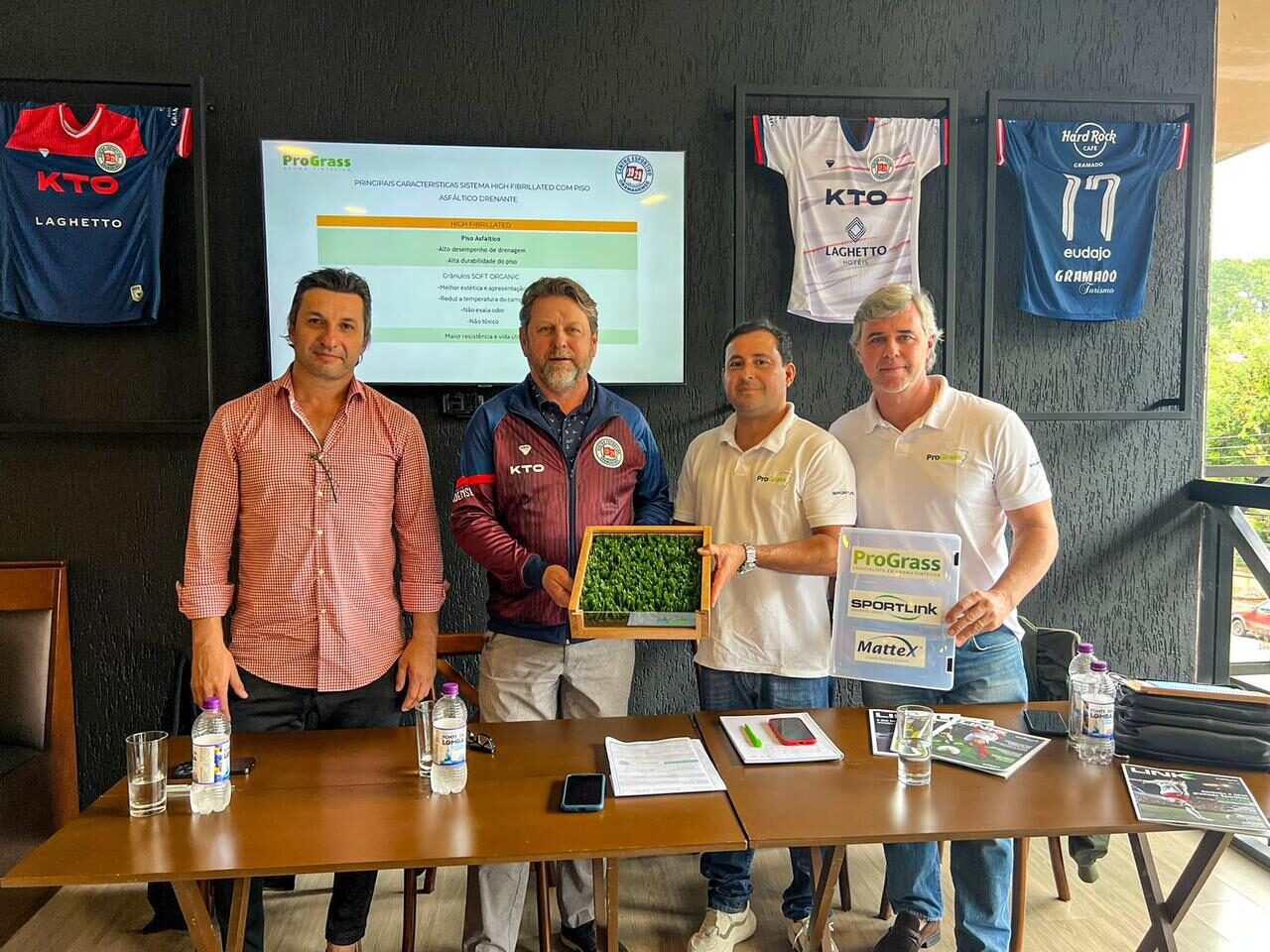 Fernando Simas (engenheiro civil da ProGrass), Sandro Bazzan (presidente do Gramadense), Felipe Corrêa (Diretor Operacional da ProGrass) e Aleks Pegoraro (gerente comercial da ProGrass)