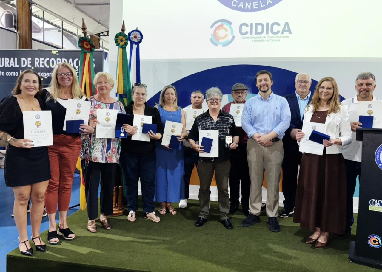 Servidores com 30 anos de serviço público, que receberam medalhas de ouro