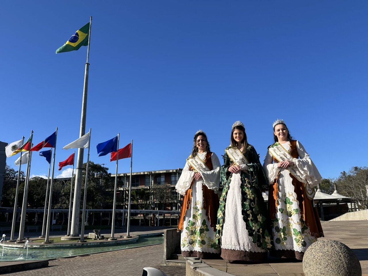 Soberanas Ana Luiza, Giselle e Lyamara