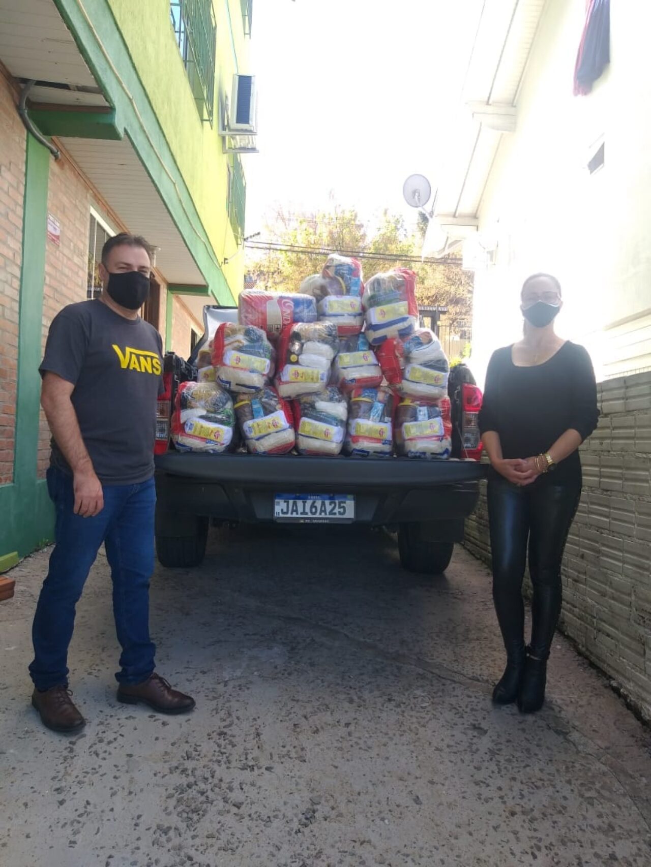 Solidariedade empresa doa 20 cestas básicas para famílias carentes