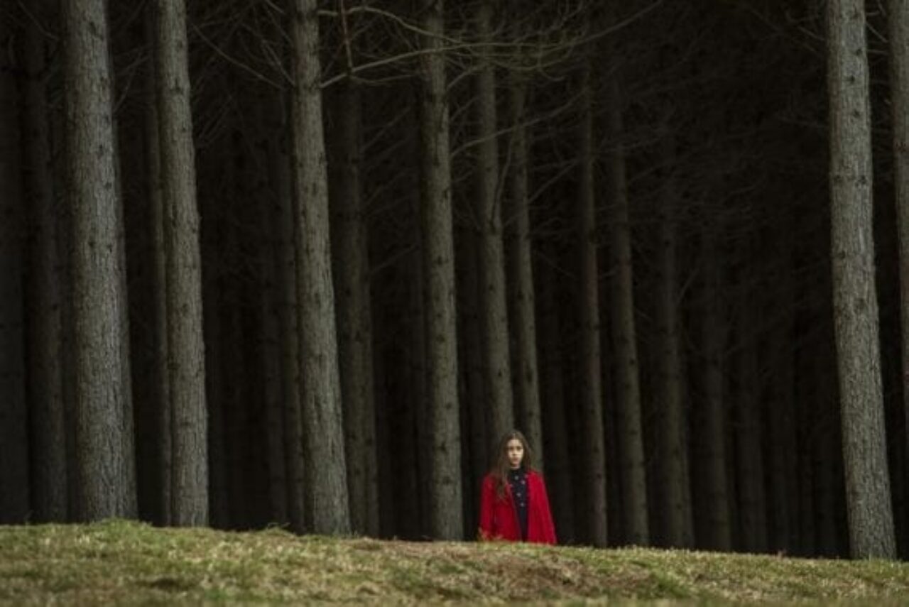 Emily ( Juliah Mello ) é atrída pela floresta