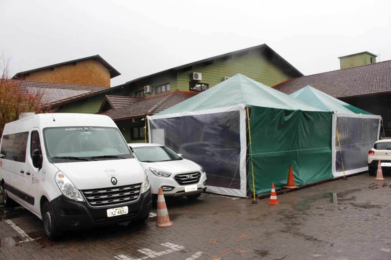 Tenda centro de saúde gramado