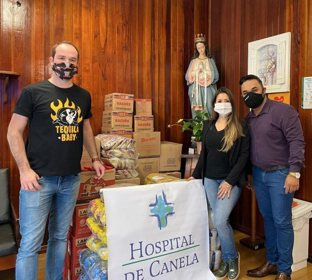 Empresário da Tequila Baby, Alexandre Rangel entrega os alimentos para o diretor administrativo do Hospital de Canela e a nutricionista Tuane Barth. As doações irão suprir as demandas da instituição por cerca de três meses. Foto: Ana Sumaria