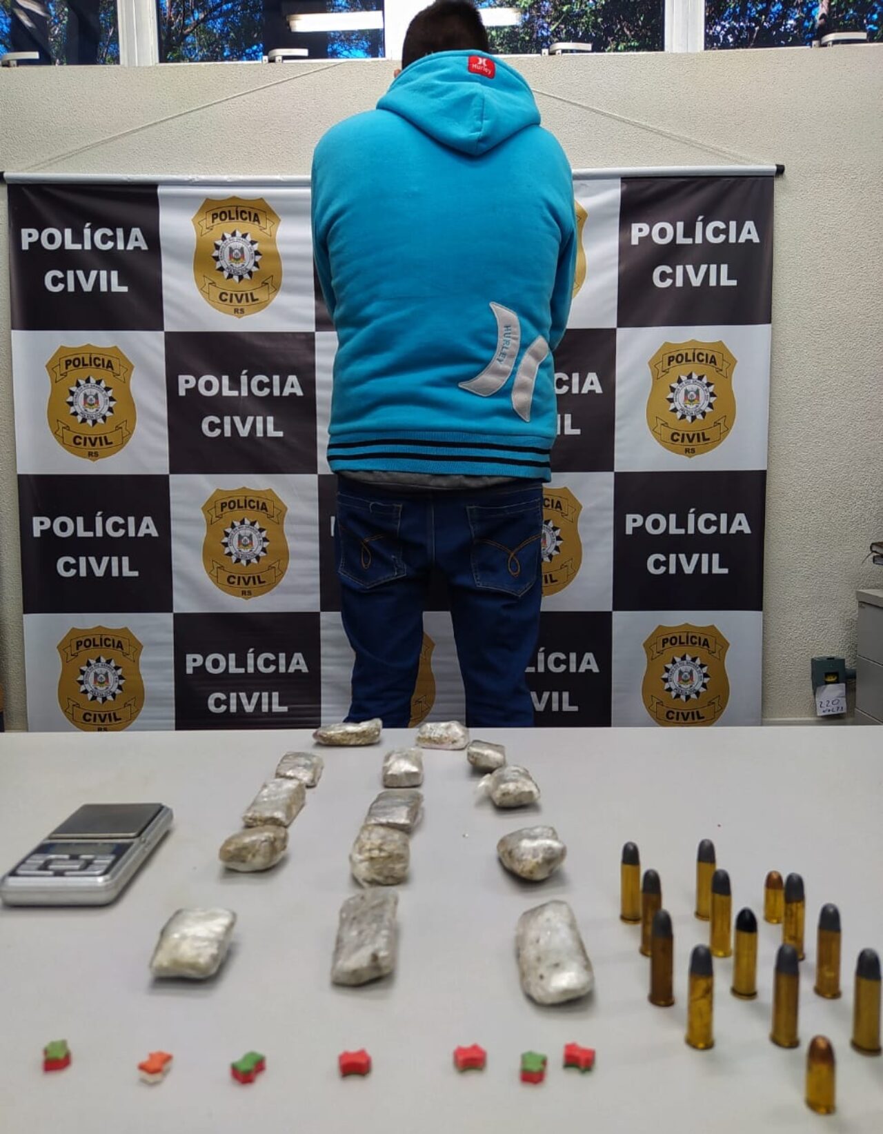 Criminoso preso em Novo Hamburgo junto com as drogas apreendidas