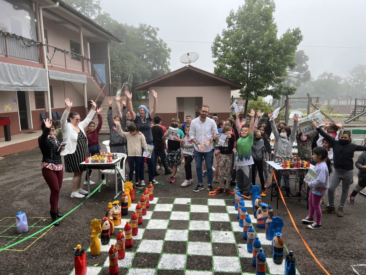 Foto: Alunos inauguraram o xadrez gigante e jogaram no pátio da escola.