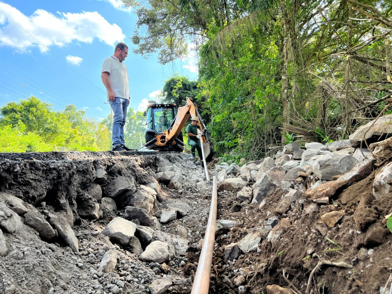 Foto: Secretário Rafael Ronsoni acompanha a instalação da tubulação.