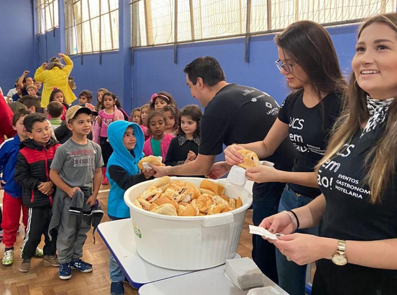 Foto: Reprodução - Festa de Natal reuniu estudantes na Escola Severino Travi