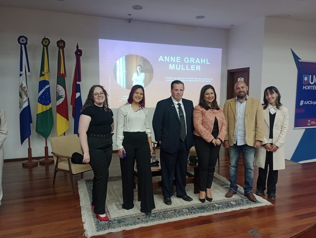 Ladeados pelos estudantes do campus, ao centro, a partir da esquerda: os advogados Sandro Chagas e Anne Grahl Müller e o delegado Vladimir Haag Medeiros. Foto: Márcio Cavalli.