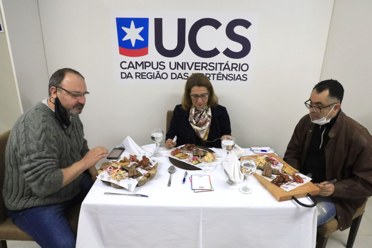 A partir da esquerda: professores Gilvan e Kátia com o chef Tarcísio: pratos bem avaliados em vários quesitos