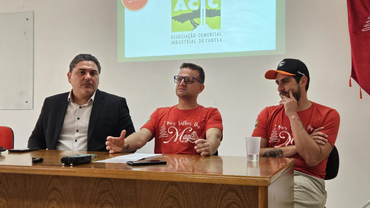 Rafael Baptista, Diretor Comercial, de Marketing e Novos Negócios do Grupo Dreams, Maurício Boniatti, presidente da ACIC, e Lucas Dias, membro da diretoria da ACIC e um dos coordenadores do espetáculo. Foto: Francisco Rocha
