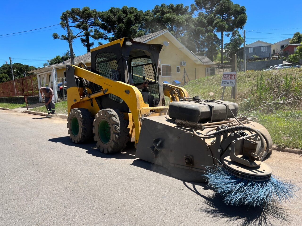 Foto: Varredeira permite limpeza mais rápida de ruas e avenidas.