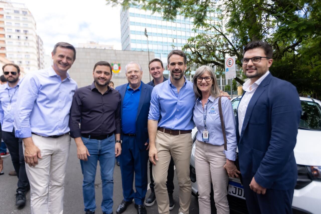 Secretário Estadual da Agricultura, Clair Kuhn; vice-governador, Gabriel Souza; secretário Estadual de Desenvolvimento Rural, Vilson Covatti; presidente da Emater, Luciano Schwertz; governador Eduardo Leite; extensionista da Emater de Gramado, Janete Basso; e o coordenador da Secretaria da Agricultura de Gramado, Nilo Seewald