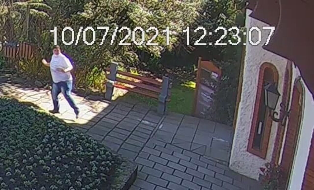 Vendedor anbulante é flagrado depredando fachada da Prefeitura de Gramado