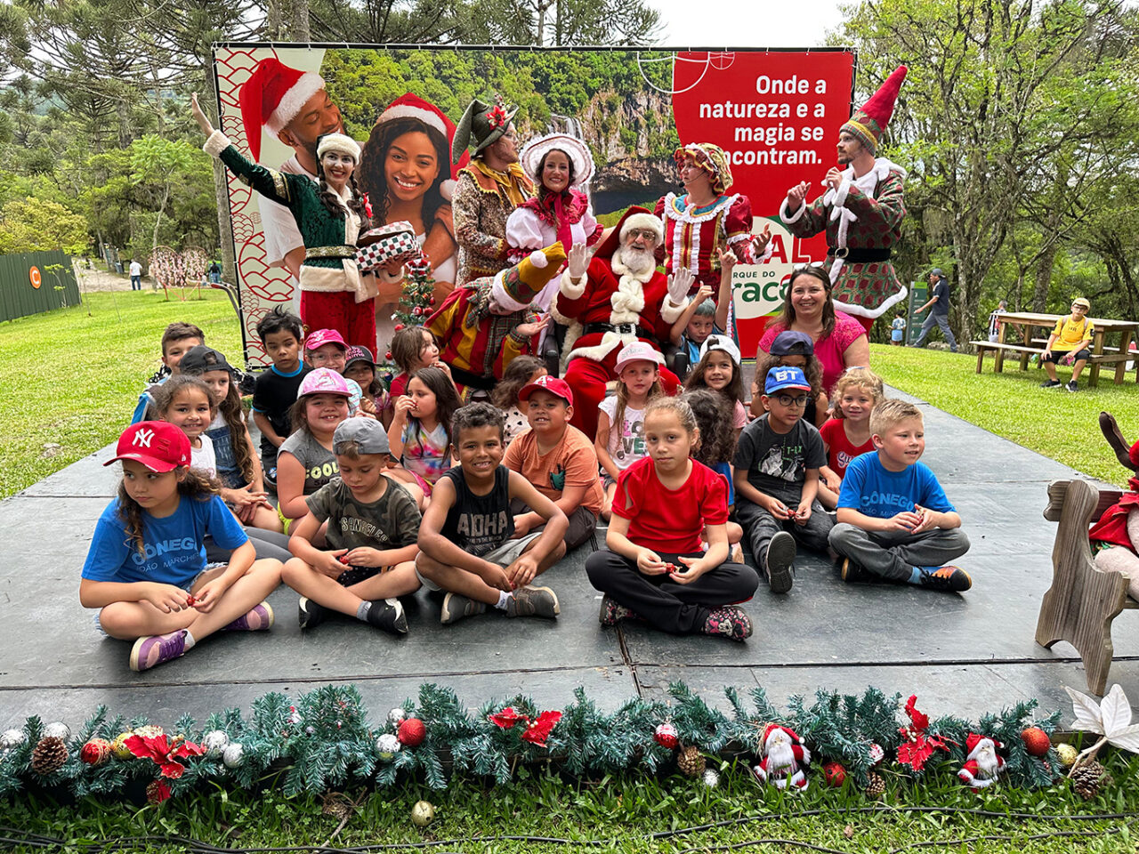 Os visitantes especiais assistiram o esquete “Salvando o Natal”. - 
Divulgação/Parque do Caracol