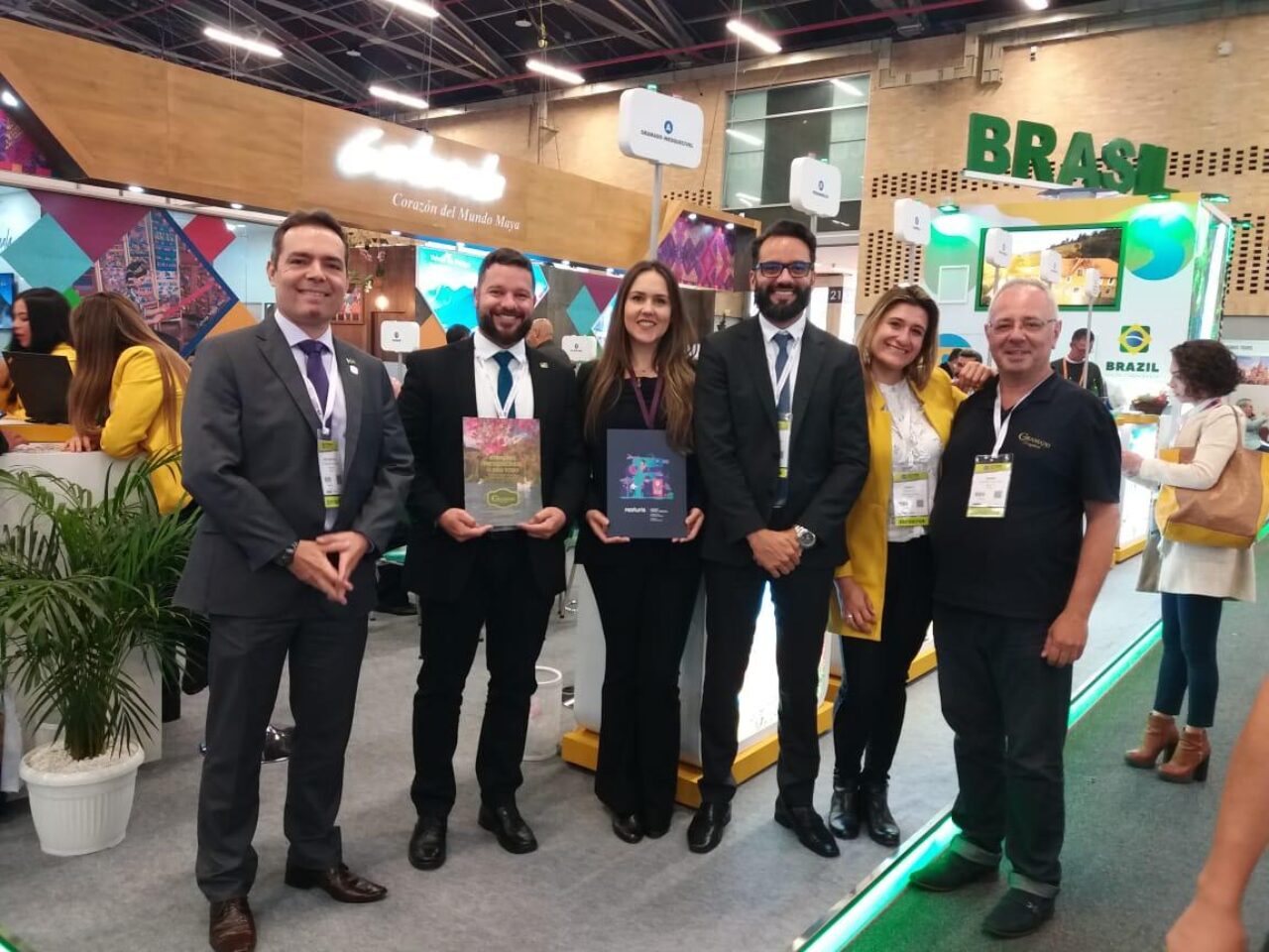 João Baptista de Sousa e Sá (gerente de eventos e feiras da Embratur), Rafael Luisi (assessor internacional da Embratur), Fernanda Rezende (executiva comercial do Festuris), Rafael Almeida (secretário de Turismo de Gramado), Shirley Rodriguez Parra (promotora Comercial e de Turismo da Embaixada do Brasil em Bogotá) e André Vaccari (coordenador da promoção turística de Gramado)