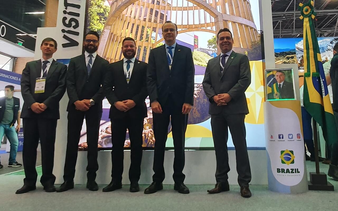 Membros da Embratur e da embaixada do Brasil junto do secretário de Turismo de Gramado, Rafael Carniel de Almeida