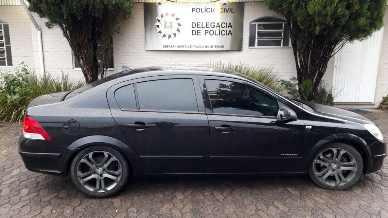 Carro do suspeito foi abordado. Foto: Reprodução/DP Canela